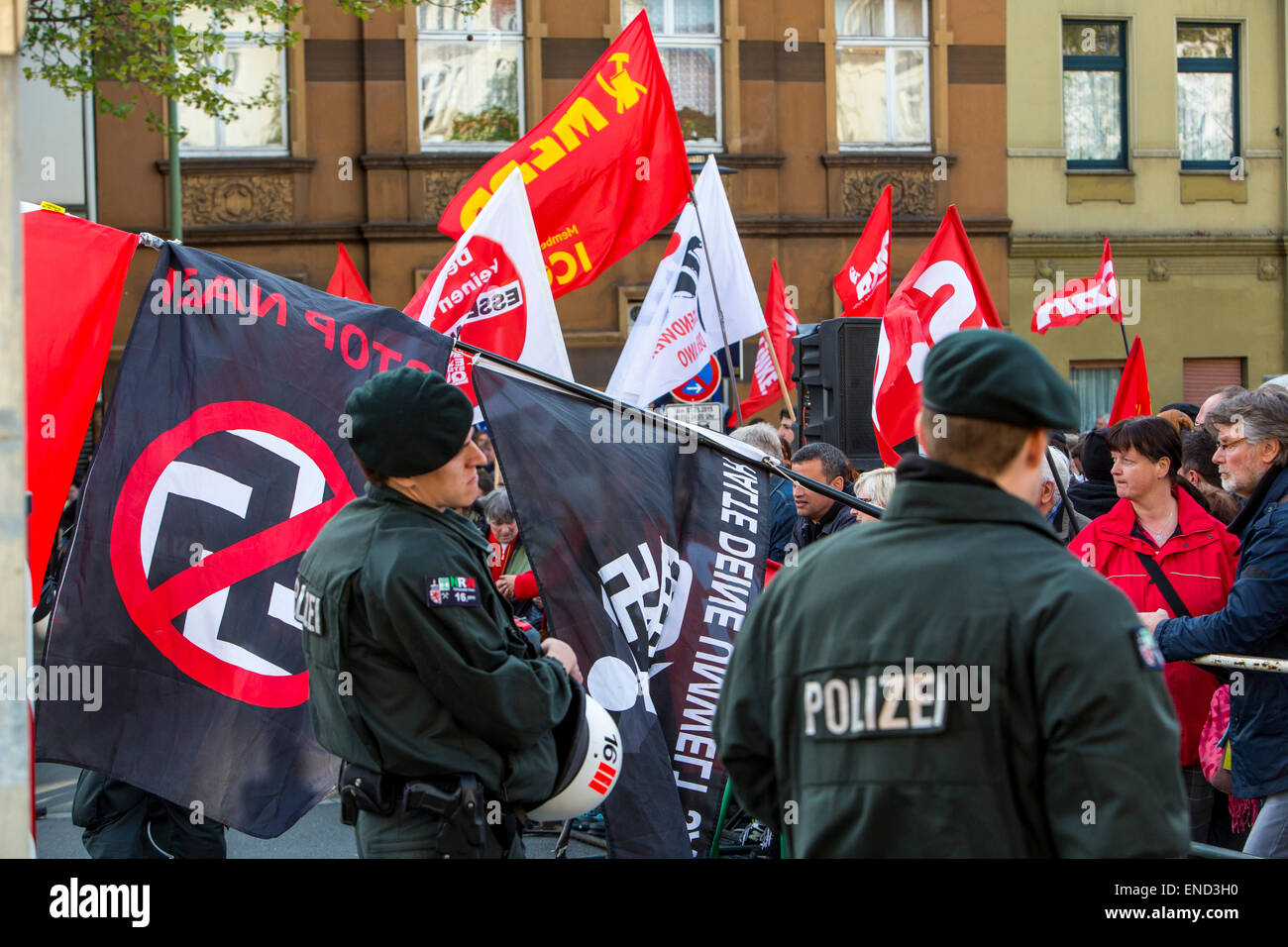 Dimostrazione di ala destra partito neonazista 'Die Rechte', un primo di maggio, ala sinistra contro i manifestanti, Essen, Germania Foto Stock