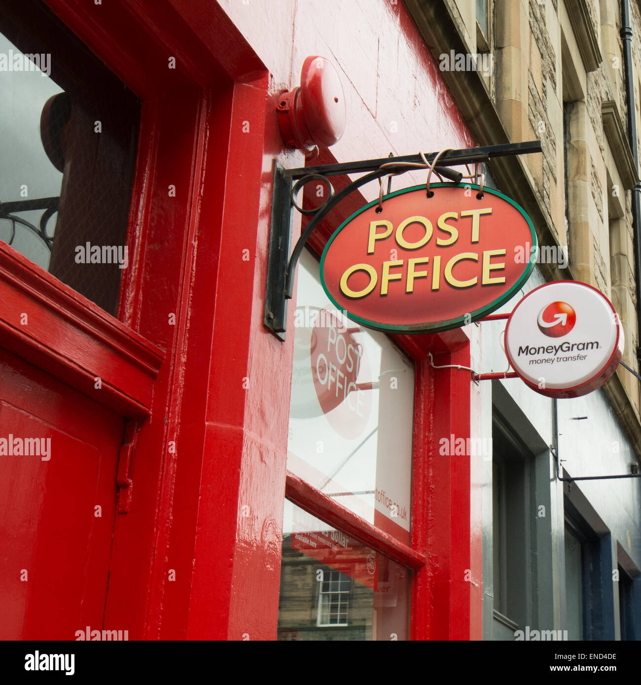 Post Office e logo Moneygram segni nell'area della città vecchia di Edimburgo, Scozia, Regno Unito Foto Stock