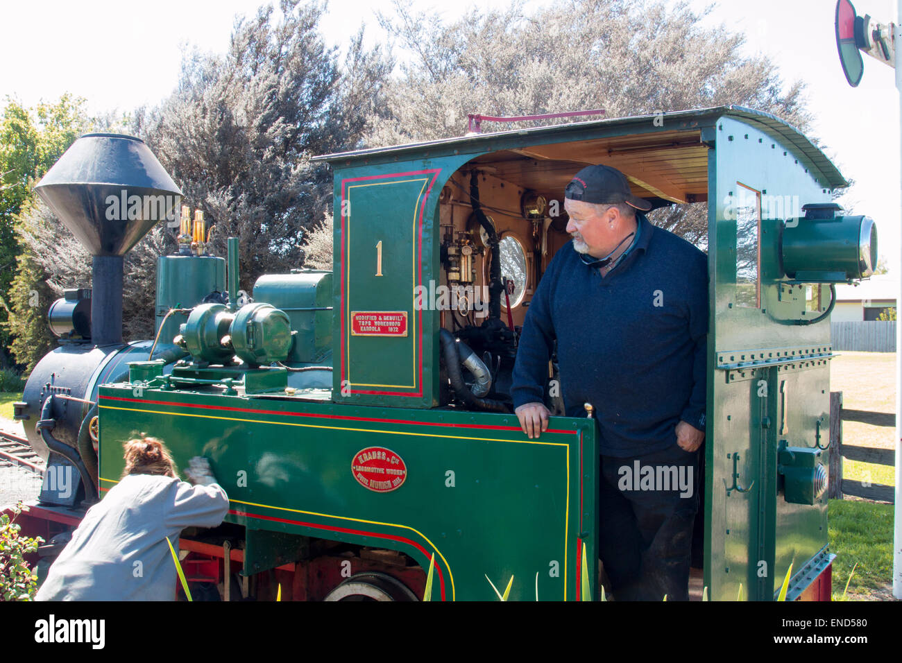 Redwater Creek e il patrimonio della società ferroviaria in Sheffield,Tasmania, Australia, 1906 Krauss 610mm manometro loco tira carrelli Foto Stock