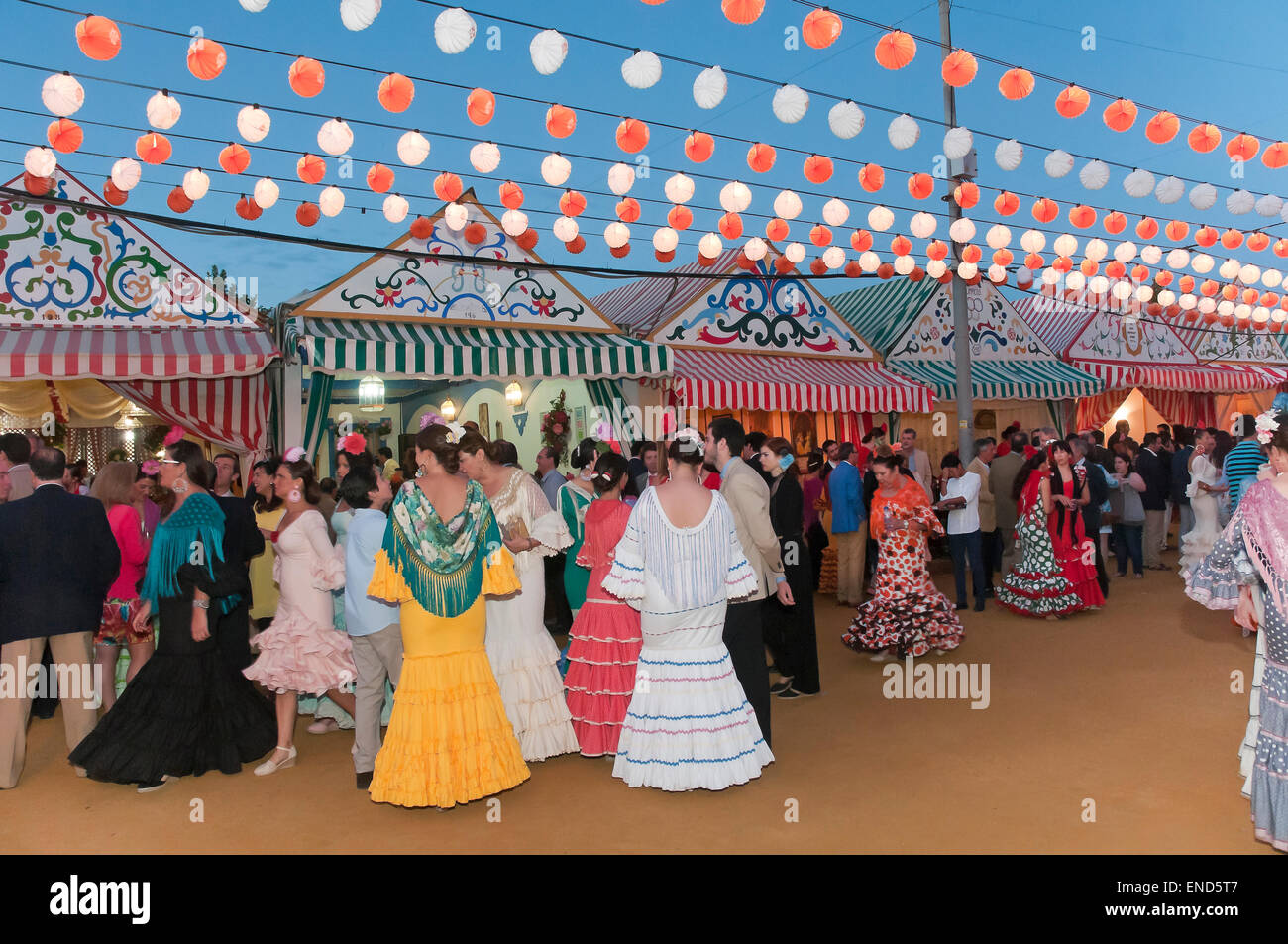 Fiera di Aprile, donne che indossano il tradizionale abito flamenco, Siviglia, regione dell'Andalusia, Spagna, Europa Foto Stock