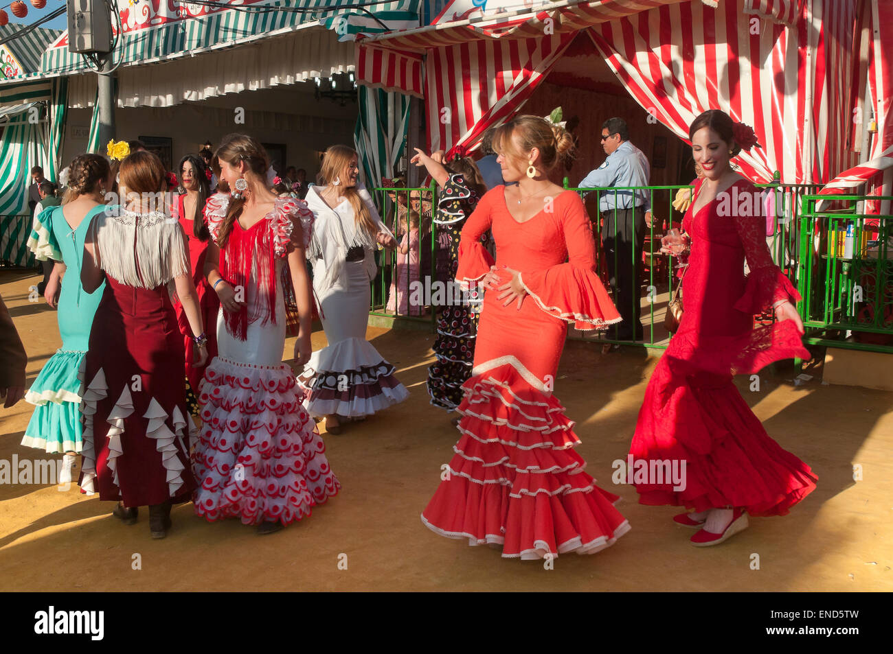 Fiera di Aprile, giovani donne che danzano con il tradizionale abito flamenco, Siviglia, regione dell'Andalusia, Spagna, Europa Foto Stock