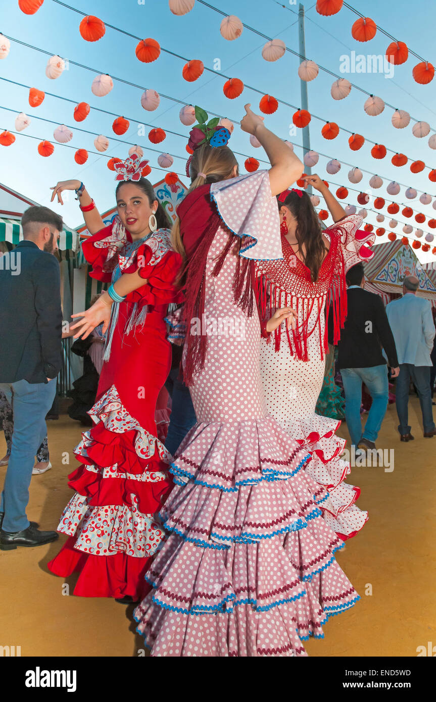Fiera di Aprile, giovani donne che danzano con il tradizionale abito flamenco, Siviglia, regione dell'Andalusia, Spagna, Europa Foto Stock