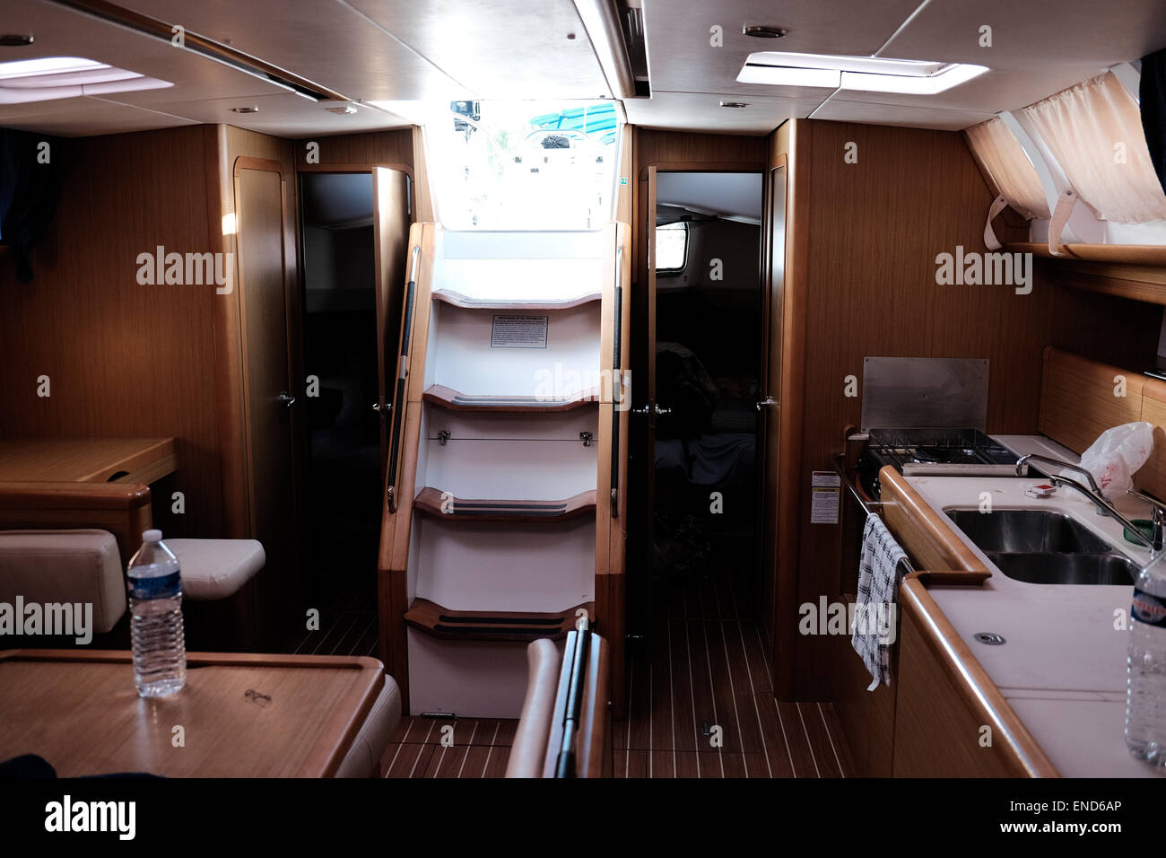 All'interno della cabina di un 44-piede yacht a vela Foto Stock