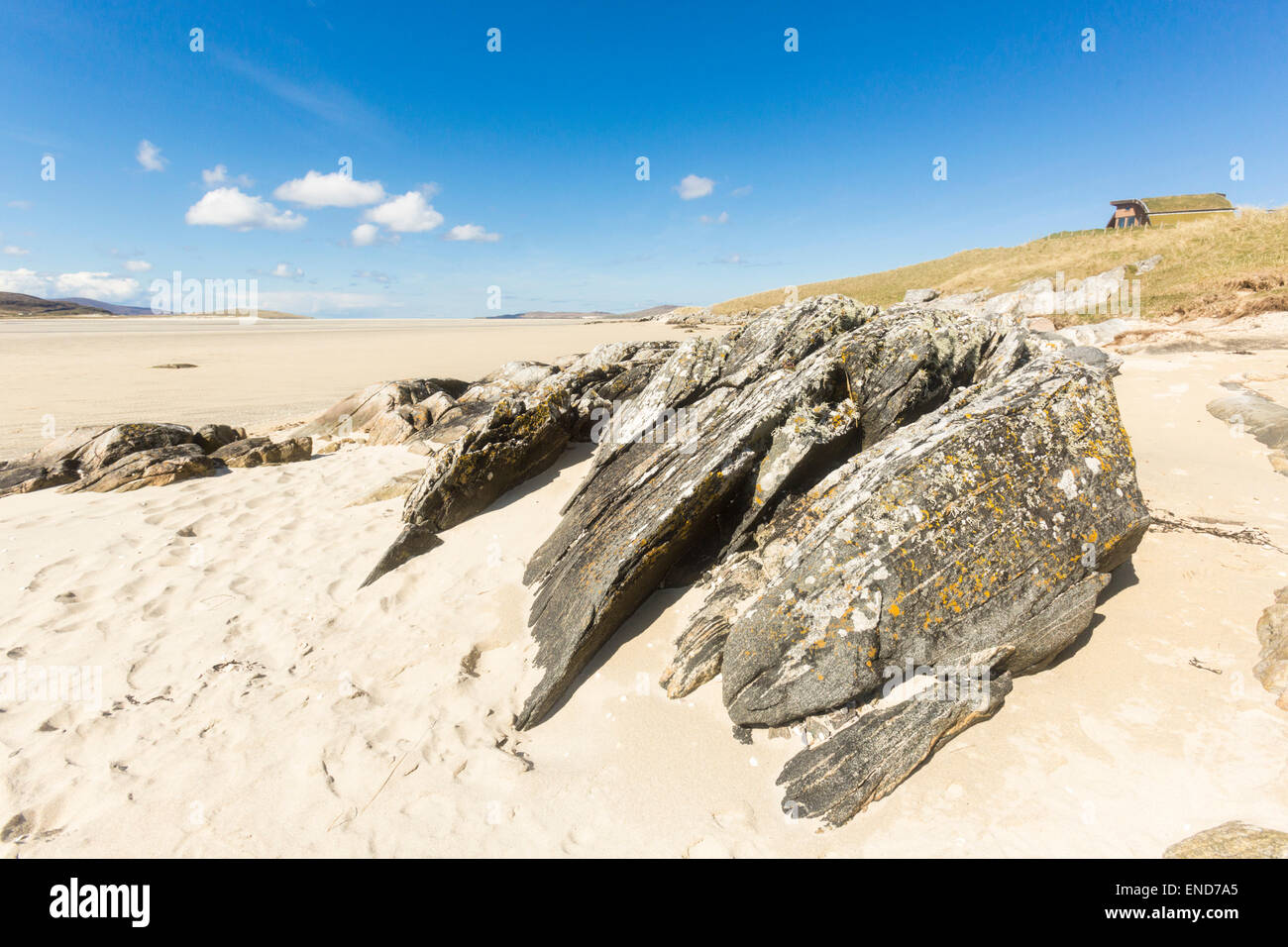 Una formazione di roccia sulla spiaggia di sabbia bianca a Luskentire sull'Isle of Harris, Scozia Foto Stock