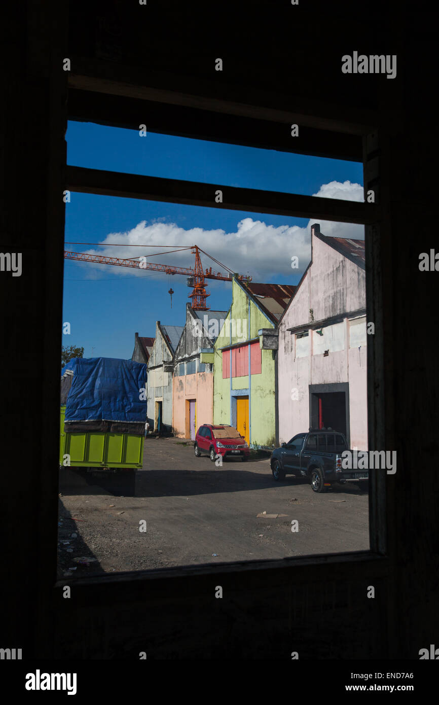 Edifici di magazzino al porto marittimo nella città costiera di Manado, Sulawesi Nord, Indonesia. Foto Stock
