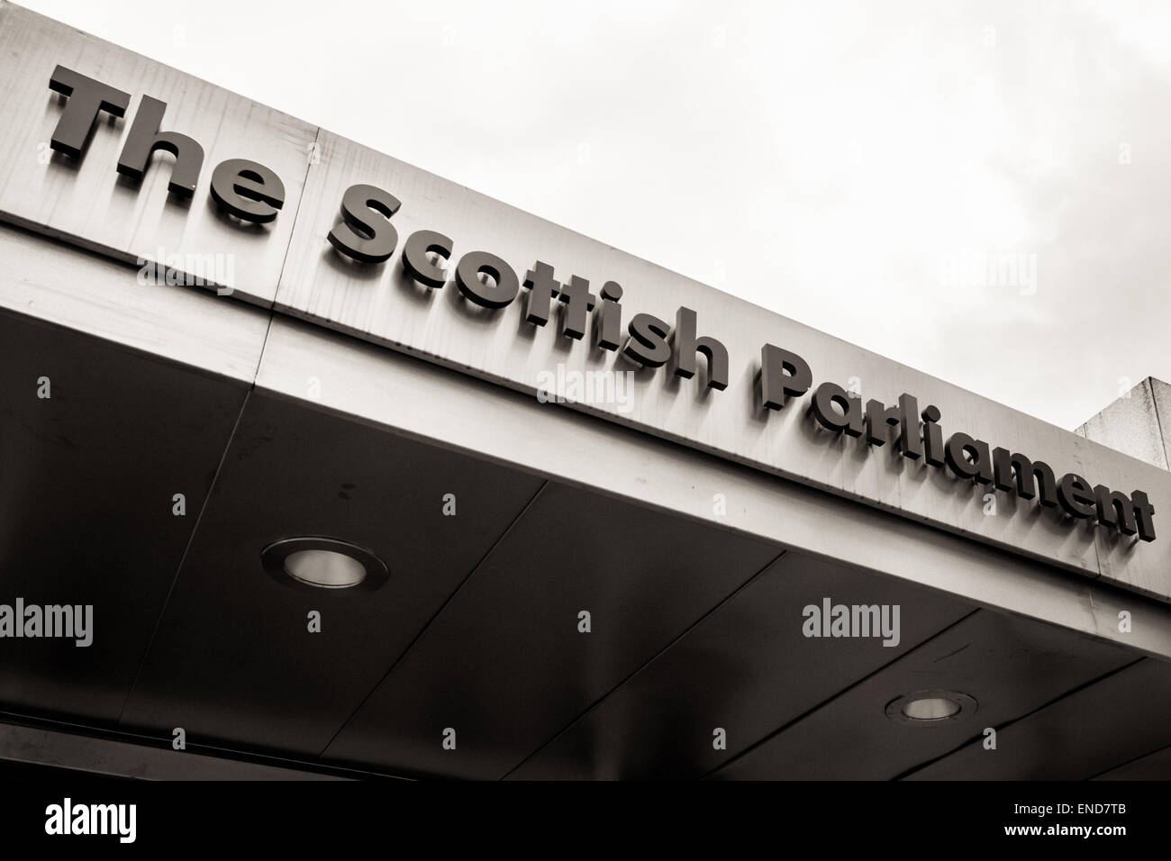 L'edificio del parlamento scozzese firmare in bianco e nero a angolo drammatico Foto Stock