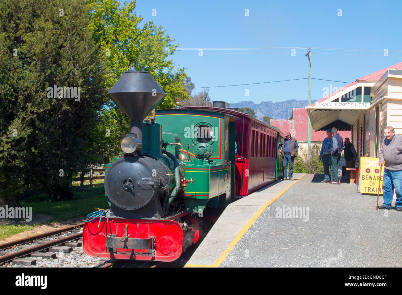 Redwater Creek e il patrimonio della società ferroviaria in Sheffield,Tasmania, Australia, 1906 Krauss 610mm manometro loco tira carrelli Foto Stock