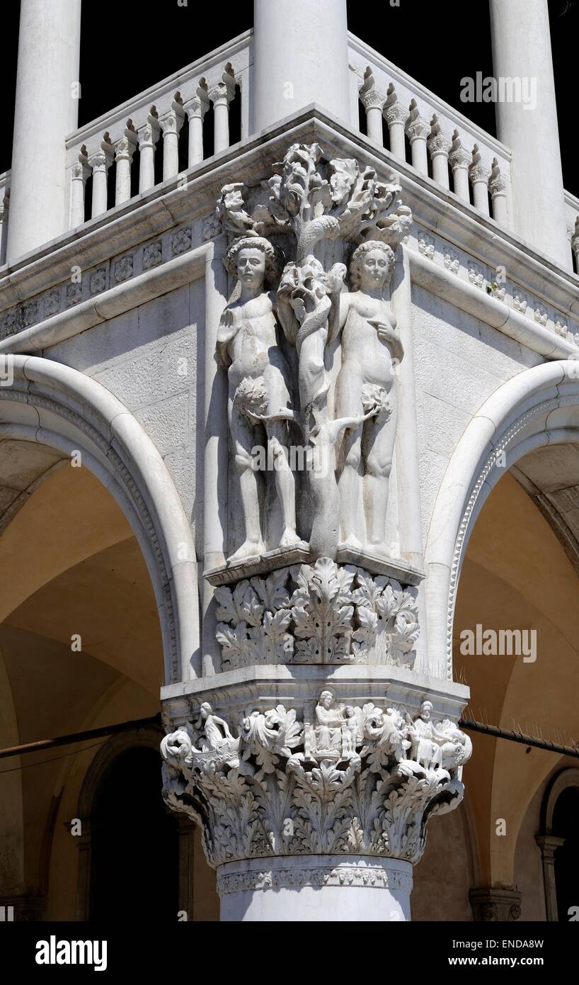 Adamo ed Eva, l'inizio del XV secolo la scultura d'angolo del Palazzo Ducale, Palazzo del Doge. Piazzetta San Marco, Venezia, Veneto Foto Stock