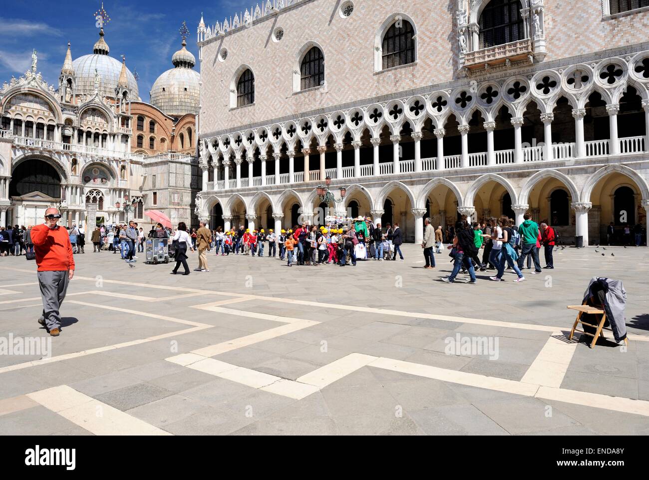 La vita sulla Piazzetta, lo spazio aperto tra San Marco e il lungomare, è meno diverce oggi di quanto non lo sia stata durante Foto Stock