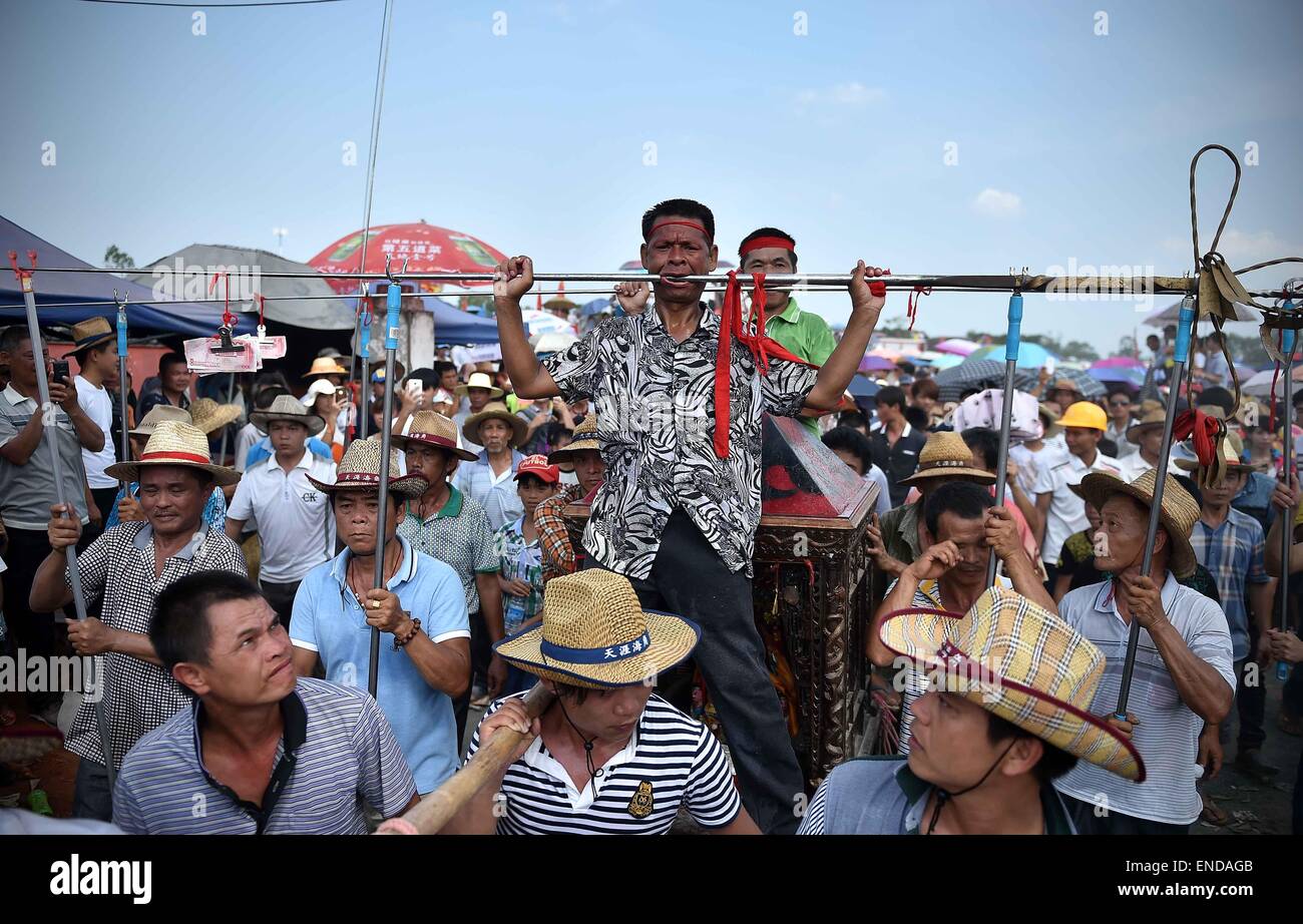 Haikou. Il 3 maggio, 2015. I residenti locali partecipare a spettacoli folcloristici in Ding an contea del sud della Cina di Hainan Provincia, 3 maggio 2015. Una serie di folklore locale attività Naojunpo chiamato in cinese è tenuto in Ding an Domenica. Questa usanza popolare di Hainan che è in commemorazione di un antico eroina, è detto di avere una storia di oltre 1300 anni. Credito: Guo Cheng/Xinhua/Alamy Live News Foto Stock