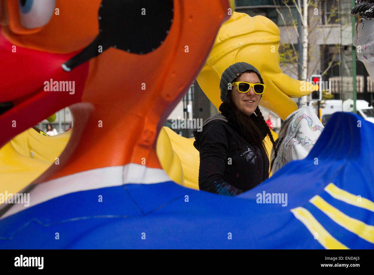 Colorate in vetroresina verniciata modello animale di scultura di anatra, Liverpool, Merseyside, 3 maggio, 2015. Gemma Seddon, l'artista ambientale da Londra, pittura la sua 'space' anatra per la città il progetto del Centro LightNight, un team di artisti è la decorazione di un host di gigante anatre in vista del pubblico presso l'isola di Mann lo sviluppo. Il Liverpool Duck Trail, commissionato da AquaDucked, sta per essere lanciato su LightNight per mostrare la vibrante viva la creatività in Liverpool. Foto Stock