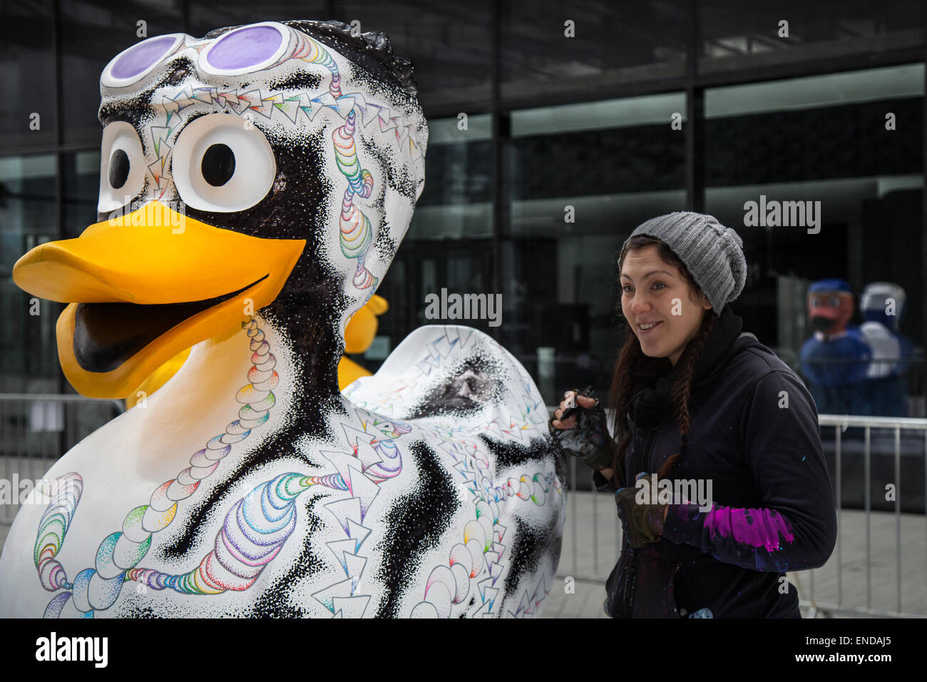Colorate in vetroresina verniciata modello animale di scultura di anatra, Liverpool, Merseyside, 3 maggio, 2015. Gemma Seddon, l'artista ambientale da Londra, pittura la sua 'space' anatra per la città il progetto del Centro LightNight, un team di artisti è la decorazione di un host di gigante anatre in vista del pubblico presso l'isola di Mann lo sviluppo. Il Liverpool Duck Trail, commissionato da AquaDucked, sta per essere lanciato su LightNight per mostrare la vibrante viva la creatività in Liverpool. Foto Stock