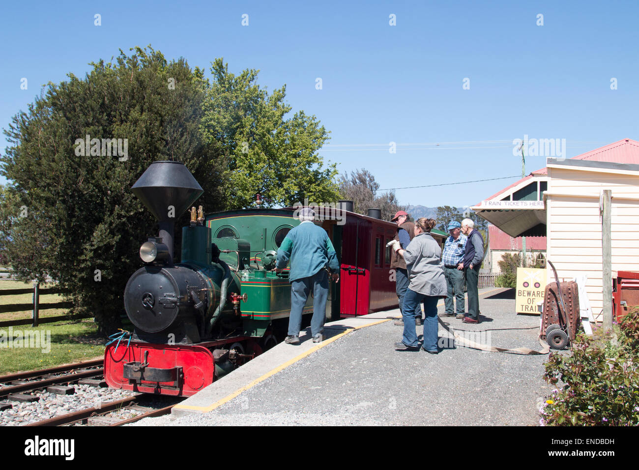 Redwater Creek e il patrimonio della società ferroviaria in Sheffield,Tasmania, Australia, 1906 Krauss 610mm manometro loco tira carrelli Foto Stock