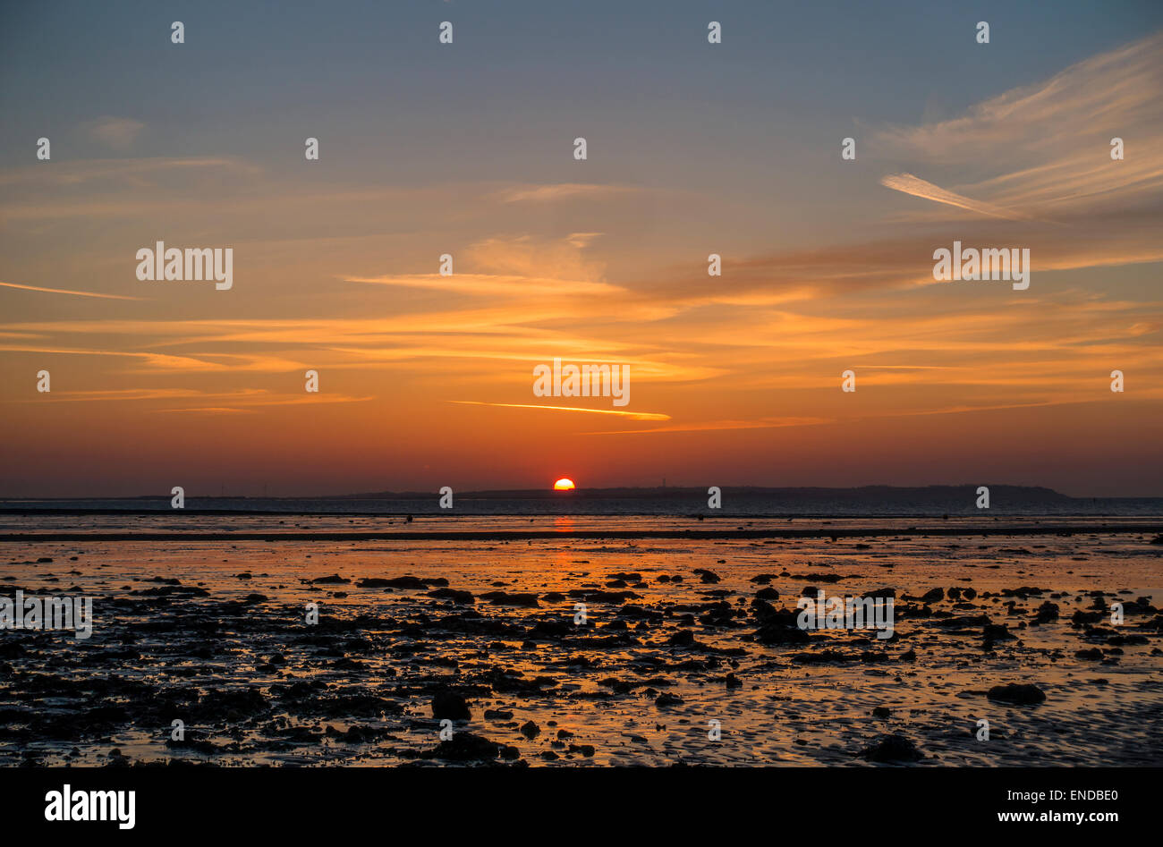 Whitstable Tramonto Swale estuario Isle of Sheppey Kent REGNO UNITO Foto Stock