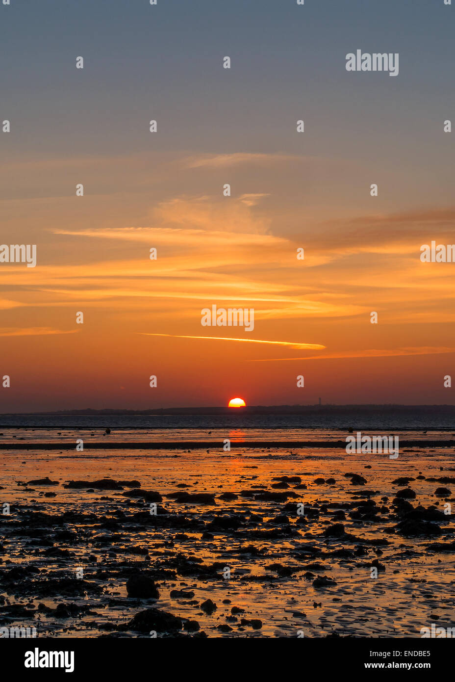Whitstable Tramonto Swale estuario Isle of Sheppey Kent REGNO UNITO Foto Stock
