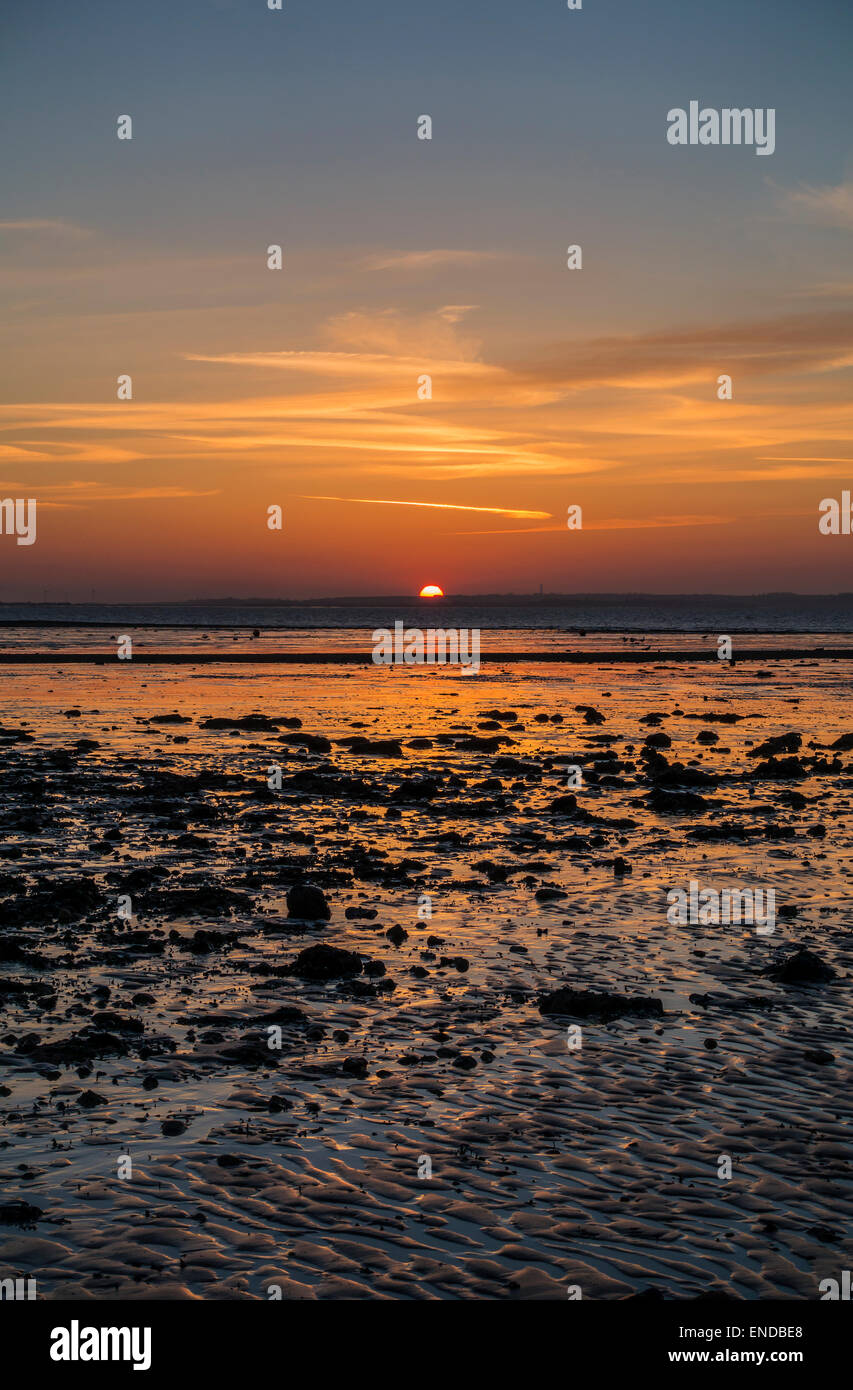 Whitstable Tramonto Swale estuario Isle of Sheppey Kent REGNO UNITO Foto Stock