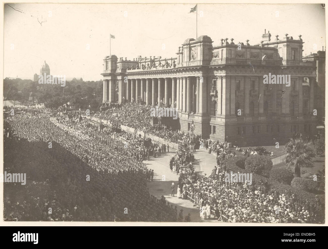 Questa foto mostra una folla riunita fuori dal Parlamento che celebra l'armistizio alla fine della prima guerra mondiale. L'immagine cattura l'atmosfera giocosa del tempo, riflettendo il sollievo e la speranza di pace. Foto Stock