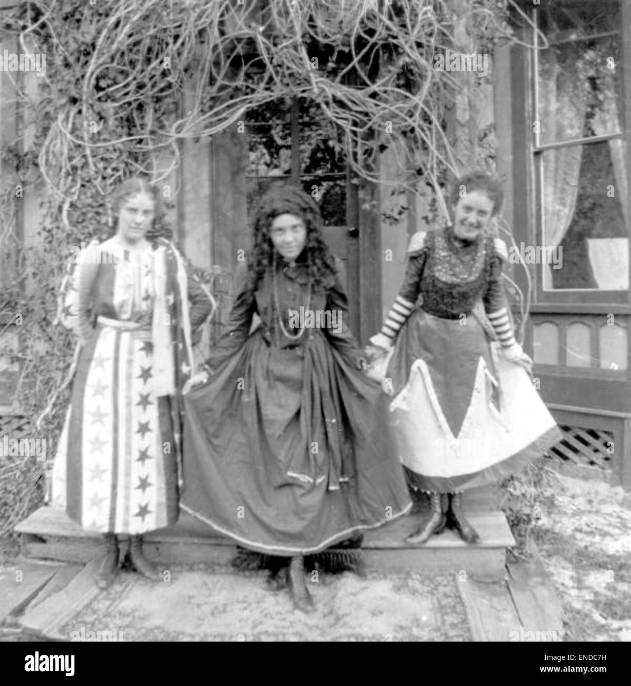 Questa fotografia del XIX secolo cattura le donne che si recano a St Andrews, mostrando un momento storico di galateo e moda nella società scozzese. L'immagine riflette i costumi sociali e l'abbigliamento formale del tempo, con donne vestite con abiti d'epoca che eseguono il tradizionale gesto di rispetto. Foto Stock