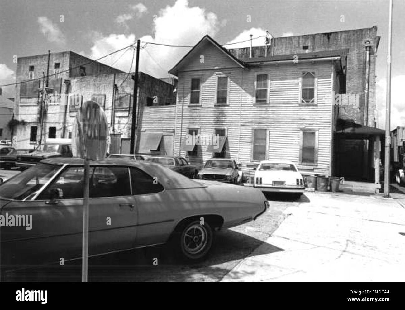 L'immagine evidenzia il contrasto tra le case ben tenute e gli edifici in deterioramento in un quartiere di Miami. La foto cattura il declino in alcune aree, mostrando le sfide che le aree urbane devono affrontare e l'importanza del rinnovamento urbano. Foto Stock