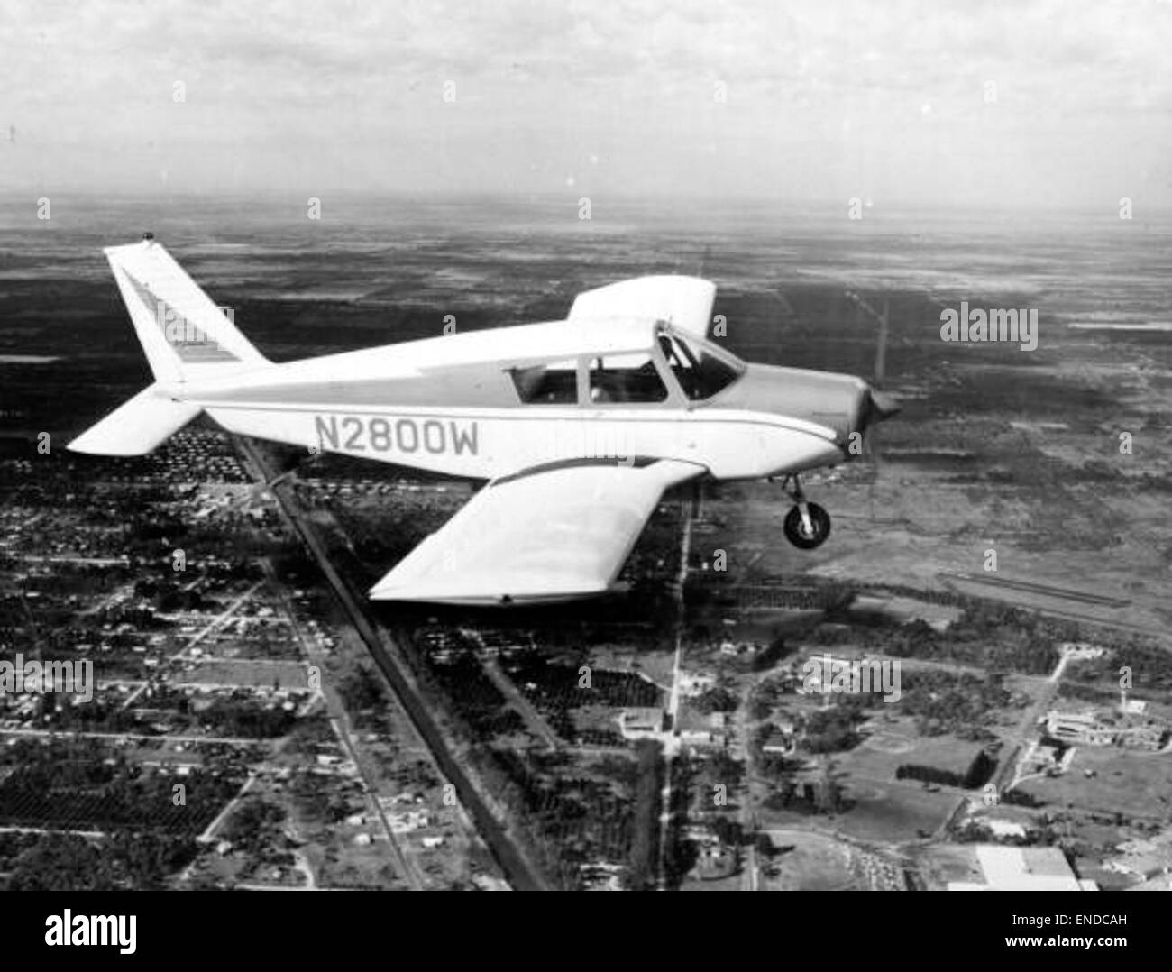 Un aereo Piper Cherokee vola sopra vero Beach, Florida, un luogo noto per l'addestramento all'aviazione. Il Cherokee è un popolare aereo leggero utilizzato in tutto il mondo per l'istruzione dei piloti e per i viaggi personali. Foto Stock