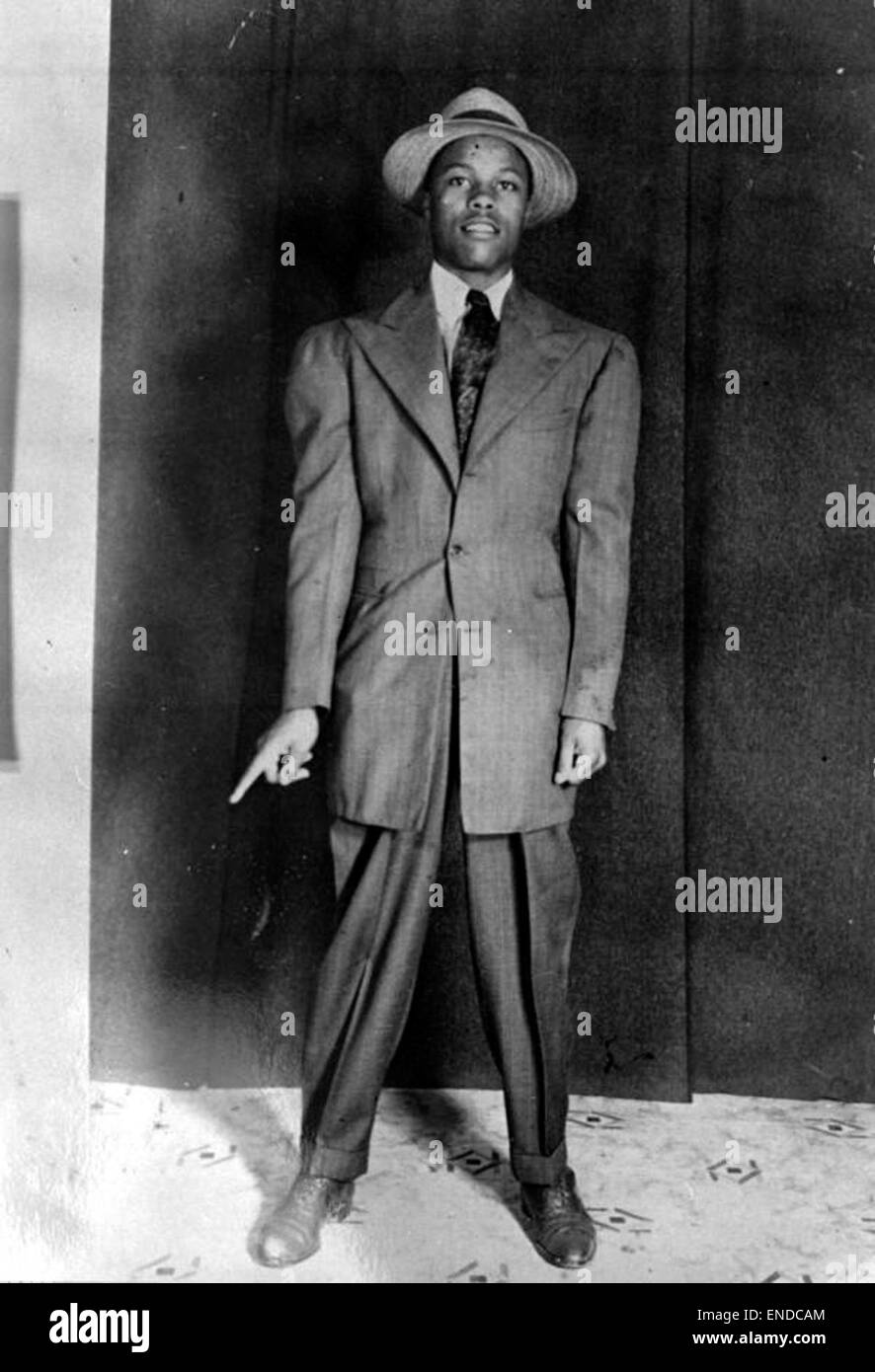 Questa fotografia cattura Rayfield McGhee vestito con una tuta zoot, un simbolo delle tendenze moda dell'epoca. L'immagine fa parte di una collezione storica, che riflette la cultura e la moda afroamericana a Tallahassee durante gli anni '1940 Foto Stock