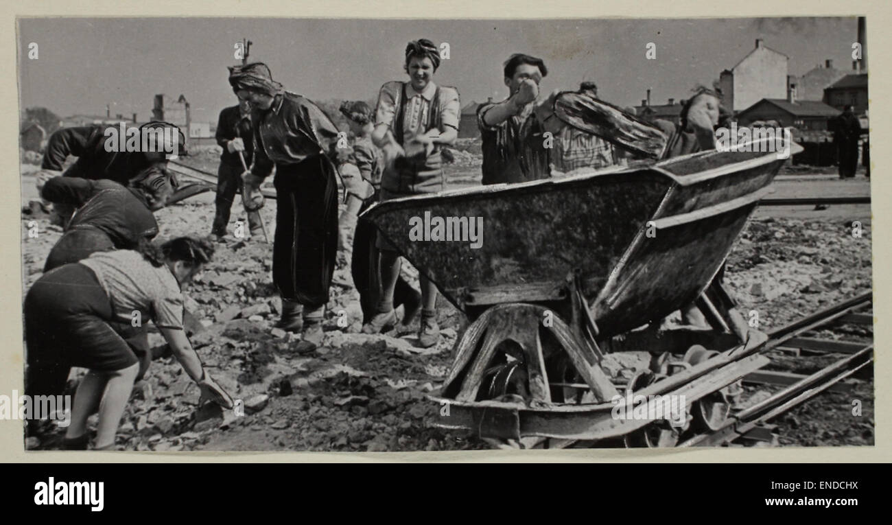 Questa immagine raffigura i lavoratori impegnati nella costruzione, che mostrano il lavoro manuale e lo sviluppo architettonico di un sito. La fotografia cattura gli sforzi dei lavoratori nella costruzione e nella definizione di paesaggi urbani, contribuendo allo sviluppo delle infrastrutture. Foto Stock