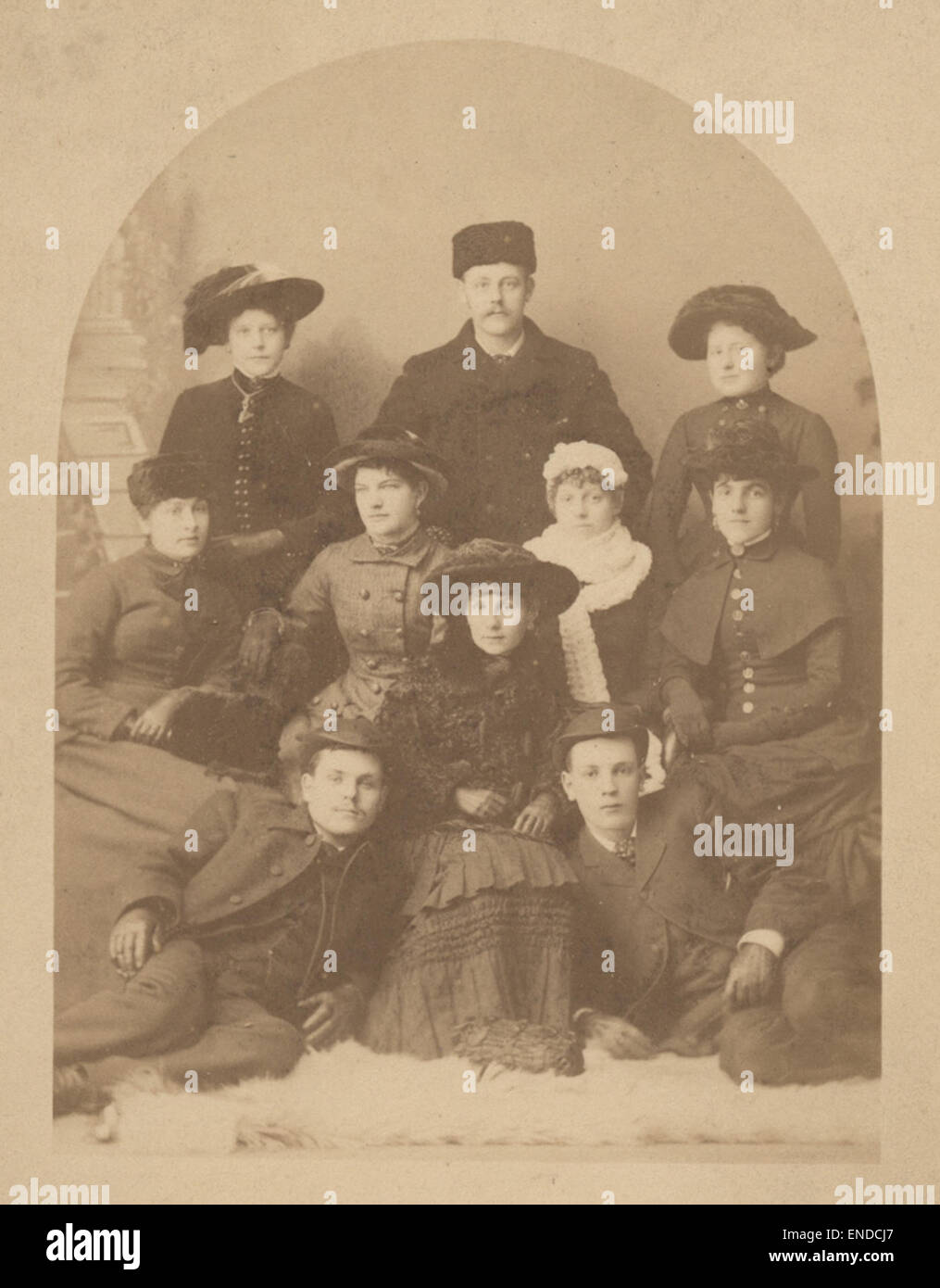 Questo ritratto di gruppo cattura una famiglia, la cui data rimane sconosciuta. È un esempio di storia familiare, che mostra abbigliamento e stili tipici del periodo in cui è stato preso, riflettendo gli aspetti sociali e culturali del tempo. Foto Stock