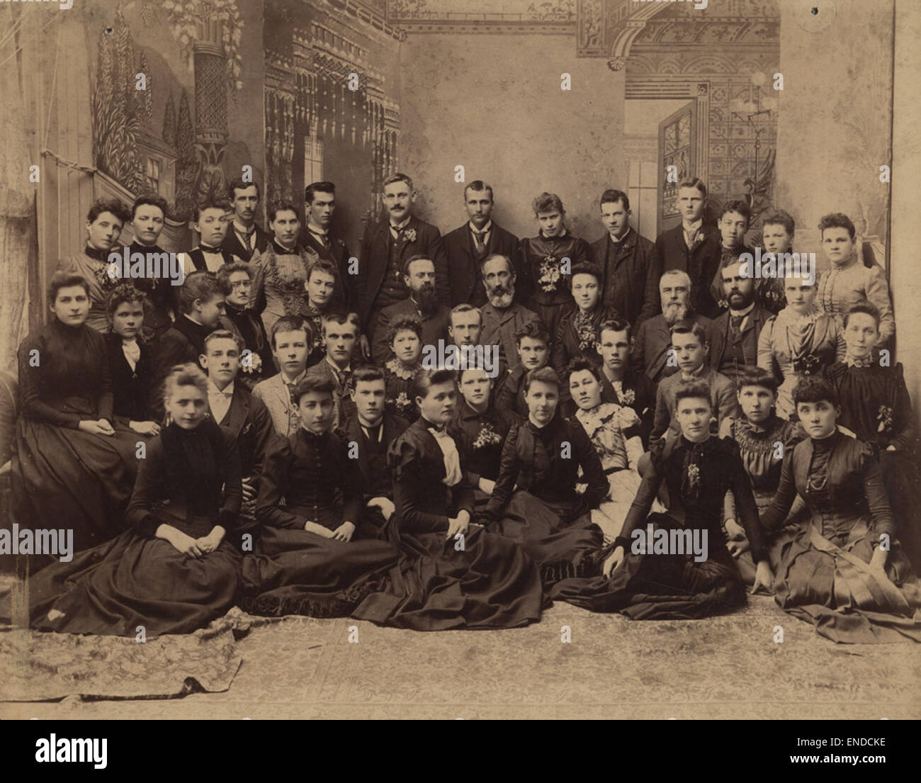 Questo ritratto, raffigurante un grande raduno, mostra le dinamiche sociali e culturali del tempo, mettendo in evidenza le espressioni dettagliate e l'abbigliamento degli individui del gruppo. Foto Stock