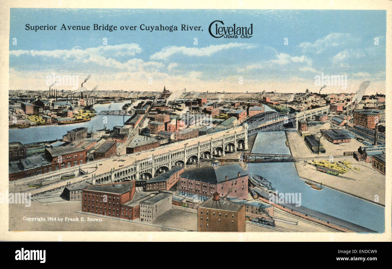 Il Superior Avenue Bridge attraversa il fiume Cuyahoga a Cleveland, Ohio, collegando i quartieri dall'altra parte del fiume. Costruito all'inizio del XX secolo, il ponte funge da collegamento di trasporto chiave nelle infrastrutture della città. Foto Stock