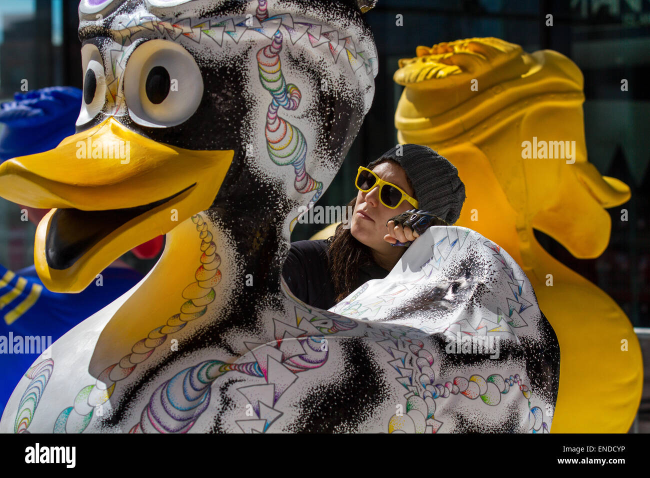 Colorate in vetroresina verniciata modello animale di scultura di anatra, Liverpool, Merseyside, 3 maggio, 2015. Gemma Seddon, l'artista ambientale da Londra, pittura la sua 'space' anatra per la città il progetto del Centro LightNight, un team di artisti è la decorazione di un host, 20 in totale di 7ft tall giant anatre, in vista del pubblico presso l'isola di Mann lo sviluppo. Il Liverpool Duck Trail, commissionato da AquaDucked, sta per essere lanciato su LightNight per mostrare la vibrante viva la creatività in Liverpool. Foto Stock