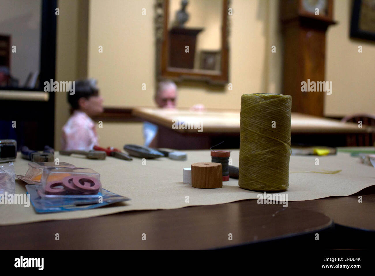 Installazione "The Moon Reader" presso la Library Company di Philadelphia, un progetto artistico che mette in mostra la creatività contemporanea e l'interazione tra letteratura e arte visiva in uno spazio innovativo. Foto Stock