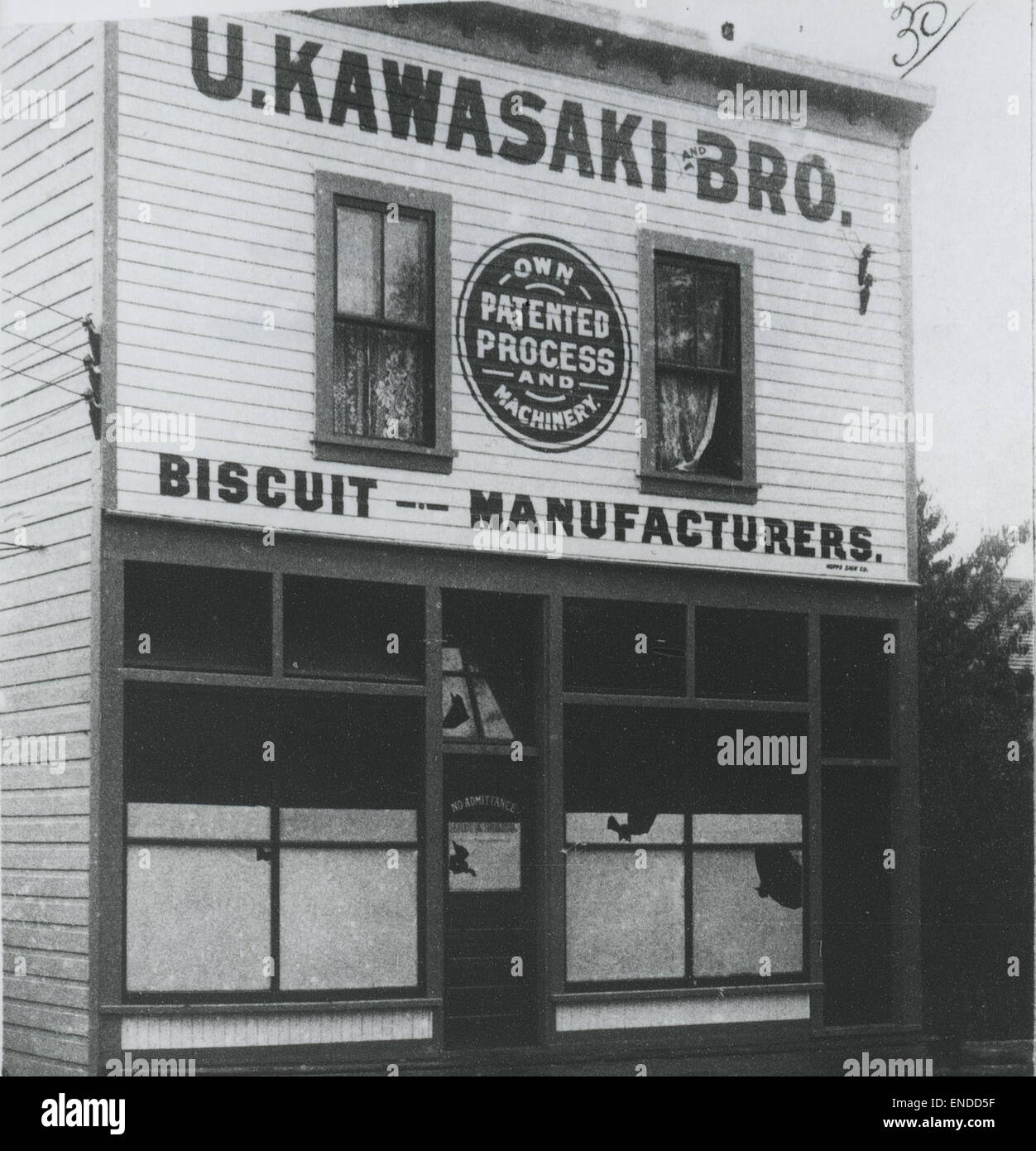 Questa immagine raffigura i danni causati dalla sommossa di Vancouver del 1907, in particolare al 545 di Powell Street. La sommossa, alimentata da sentimenti anti-asiatici, ha portato a una significativa distruzione delle proprietà. L'edificio qui mostrato è uno dei tanti che hanno subito danni durante questo violento episodio nella storia di Vancouver. Foto Stock