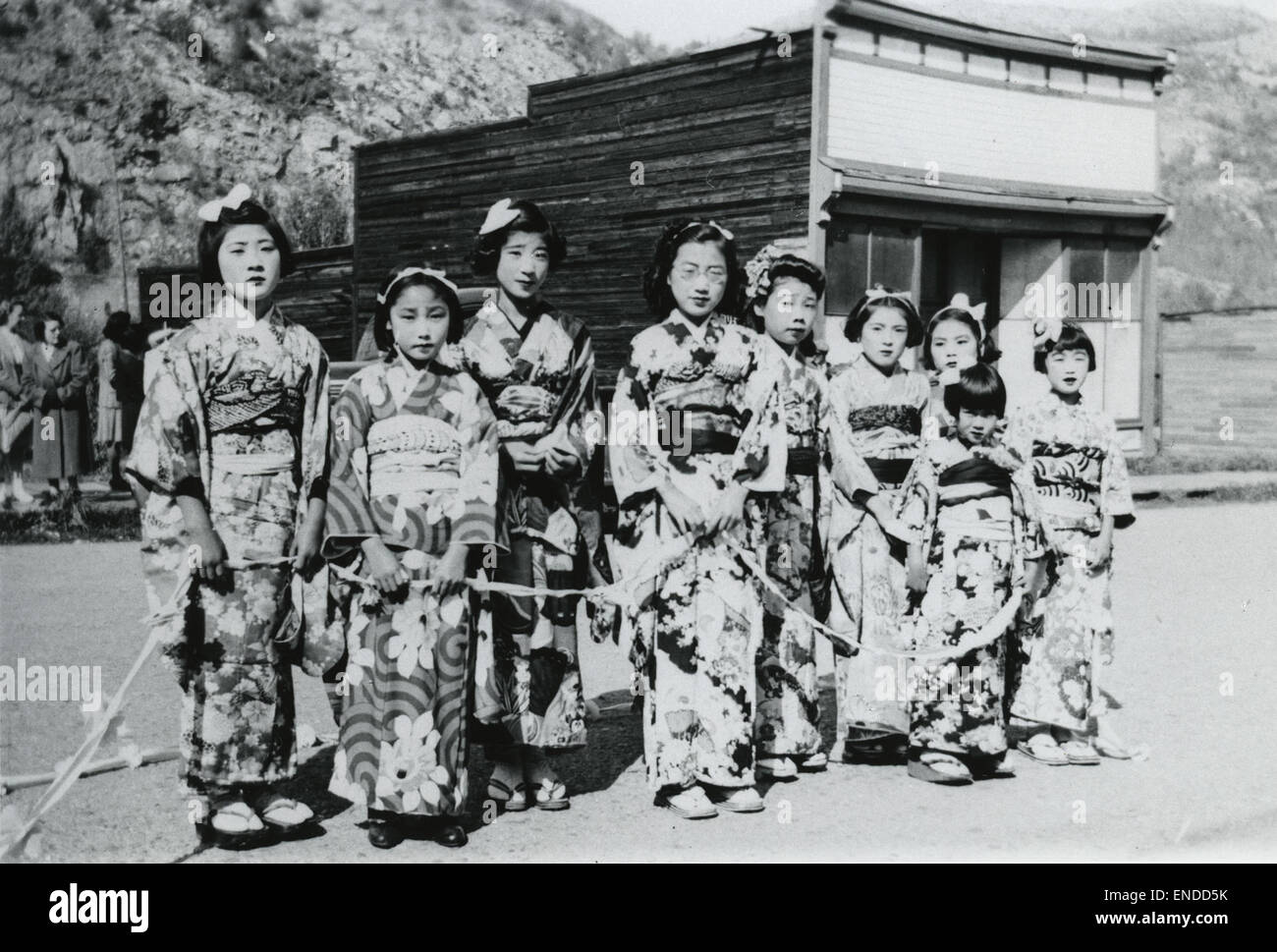 La fotografia mostra un gruppo di ragazze giapponesi canadesi che partecipano al Bon-odori, un tradizionale festival estivo, a Greenwood, British Columbia. Questa celebrazione culturale onora il patrimonio giapponese in Canada. Foto Stock