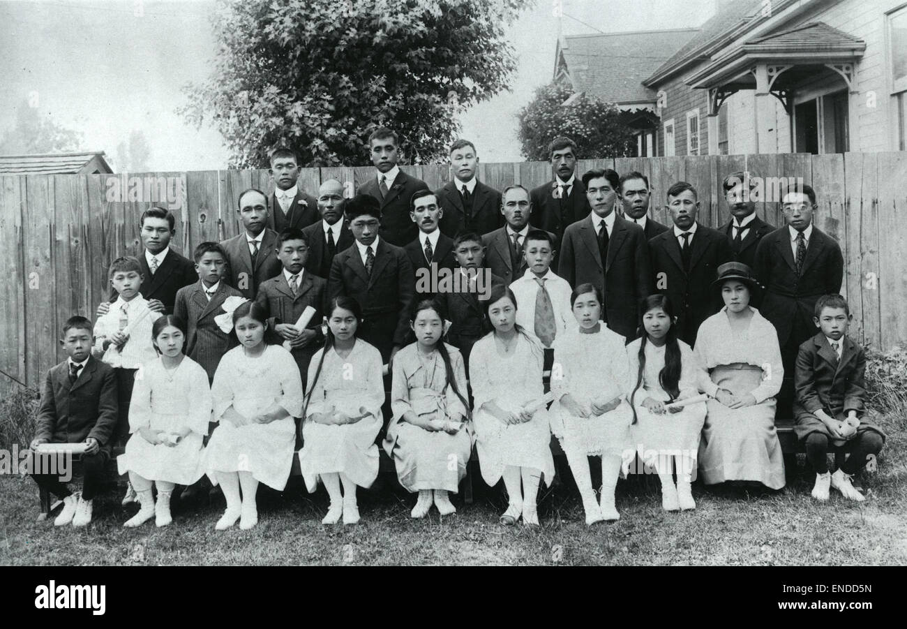 Questa fotografia storica cattura un gruppo di studenti della scuola di lingua giapponese di Steveston, British Columbia. La scuola, che serviva la comunità giapponese locale, era centrale per la conservazione culturale e l'istruzione all'inizio del XX secolo. Foto Stock