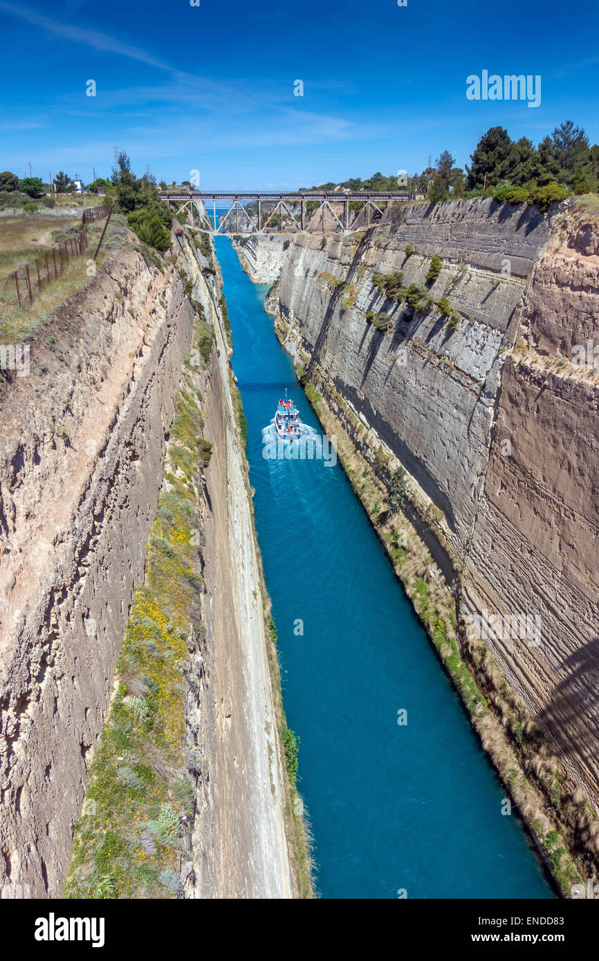 Il Canale di Corinto con la barca turistica visto da sopra con il ponte ferroviario, Grecia, Foto Stock