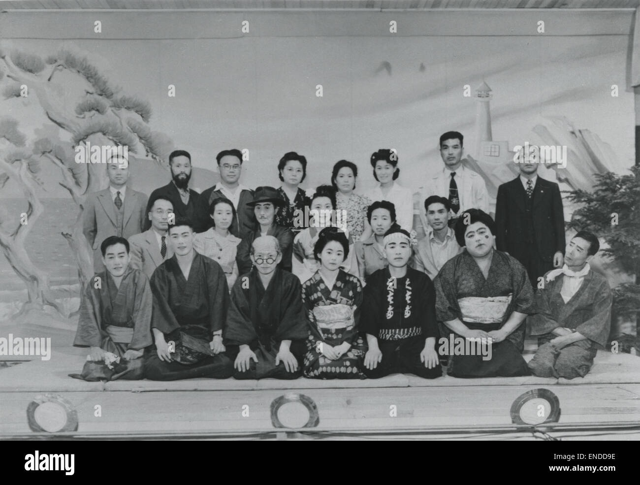 Una fotografia di gruppo raffigurante artisti del Tashme Camp, un campo di internamento dell'era della seconda guerra mondiale per giapponesi canadesi nella Columbia Britannica. L'immagine cattura gli individui coinvolti nelle esibizioni artistiche durante il loro tempo al campo, riflettendo sia la resilienza che la vita culturale della comunità di internamento. Foto Stock