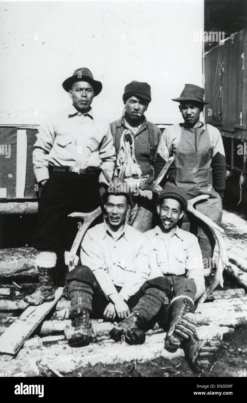 Questa fotografia di gruppo in bianco e nero mostra gli uomini in un campo stradale non identificato, catturando lo spirito di lavoro e comunità della costruzione di strade all'inizio del XX secolo in un luogo sconosciuto. Foto Stock