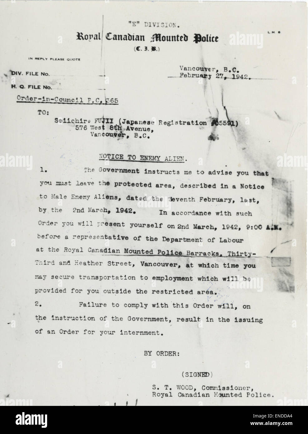 Questo documento, una copia fotografica di un avviso dell'era della seconda guerra mondiale agli alieni nemici, riflette le misure legali e sociali attuate durante la guerra. Mette in evidenza le azioni del governo intraprese contro individui considerati minacce durante il conflitto. Foto Stock