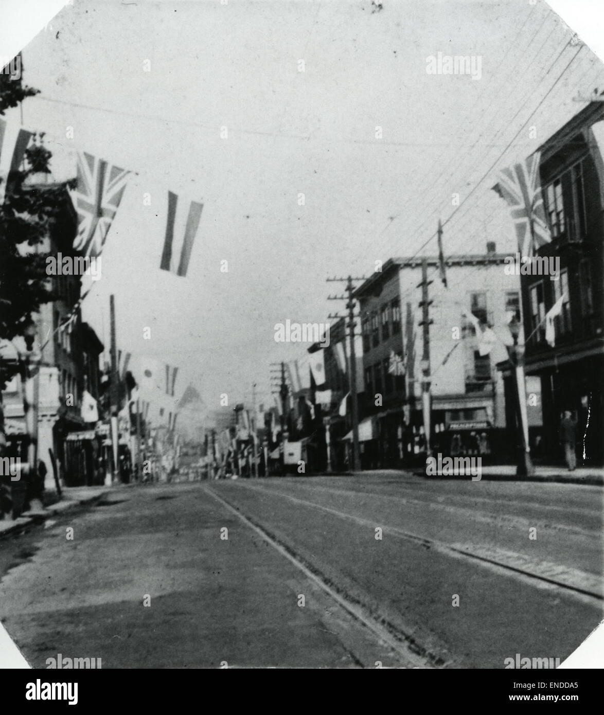 Powell Street a Vancouver è una strada vivace nel centro della città, conosciuta per il suo significato storico e i suoi monumenti culturali. Si tratta di una posizione chiave per le aziende locali, le residenze e gli spazi pubblici a Vancouver, che mostrano la crescita e la diversità della città. Foto Stock
