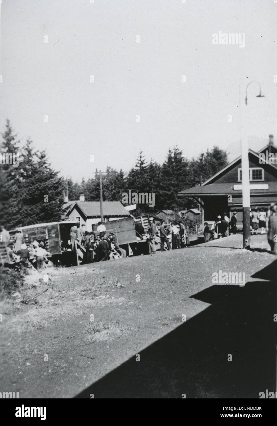 Vista del giapponese canadesi e autocarri alla stazione ferroviaria di speranza, B.C. Vista del giapponese i Canadesi e i camion in stazione ferroviaria a Foto Stock