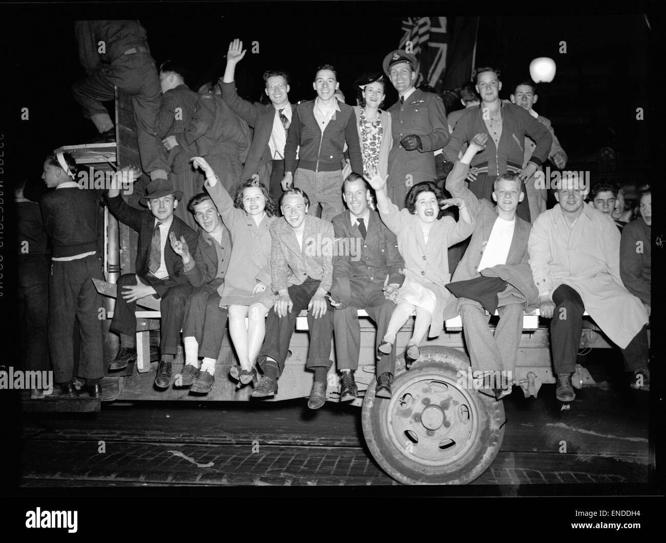 Questa fotografia cattura la celebrazione del V-e Day (giornata della Vittoria in Europa), che segna la fine della seconda guerra mondiale in Europa. La scena raffigura folle di persone che festeggiano per le strade con gioia e sollievo. Foto Stock