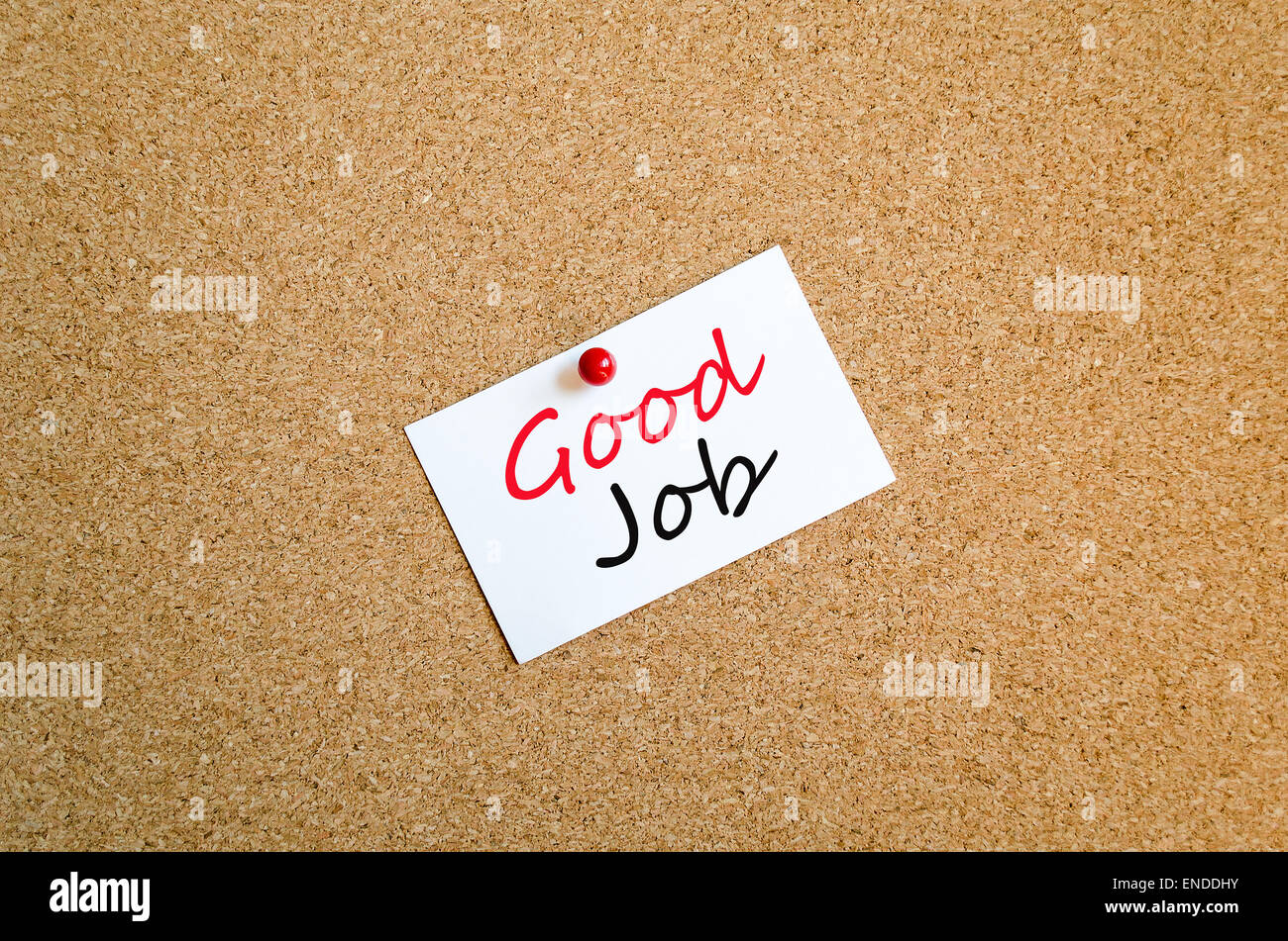 Nota adesiva sulla bacheca di sughero Background buon lavoro di concetto Foto Stock