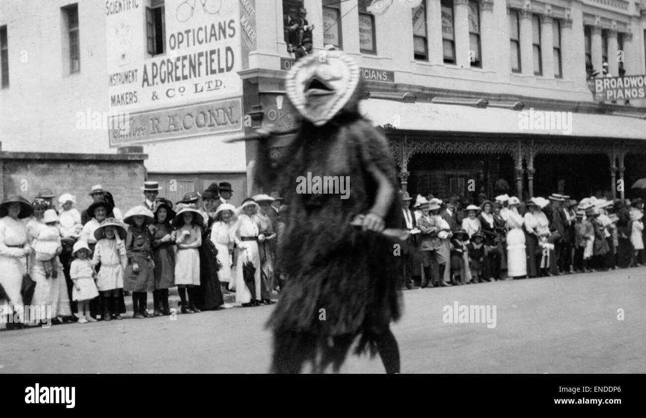 Partecipante in una sfilata di Brisbane che indossa una maschera cerimoniale Brisbane Foto Stock