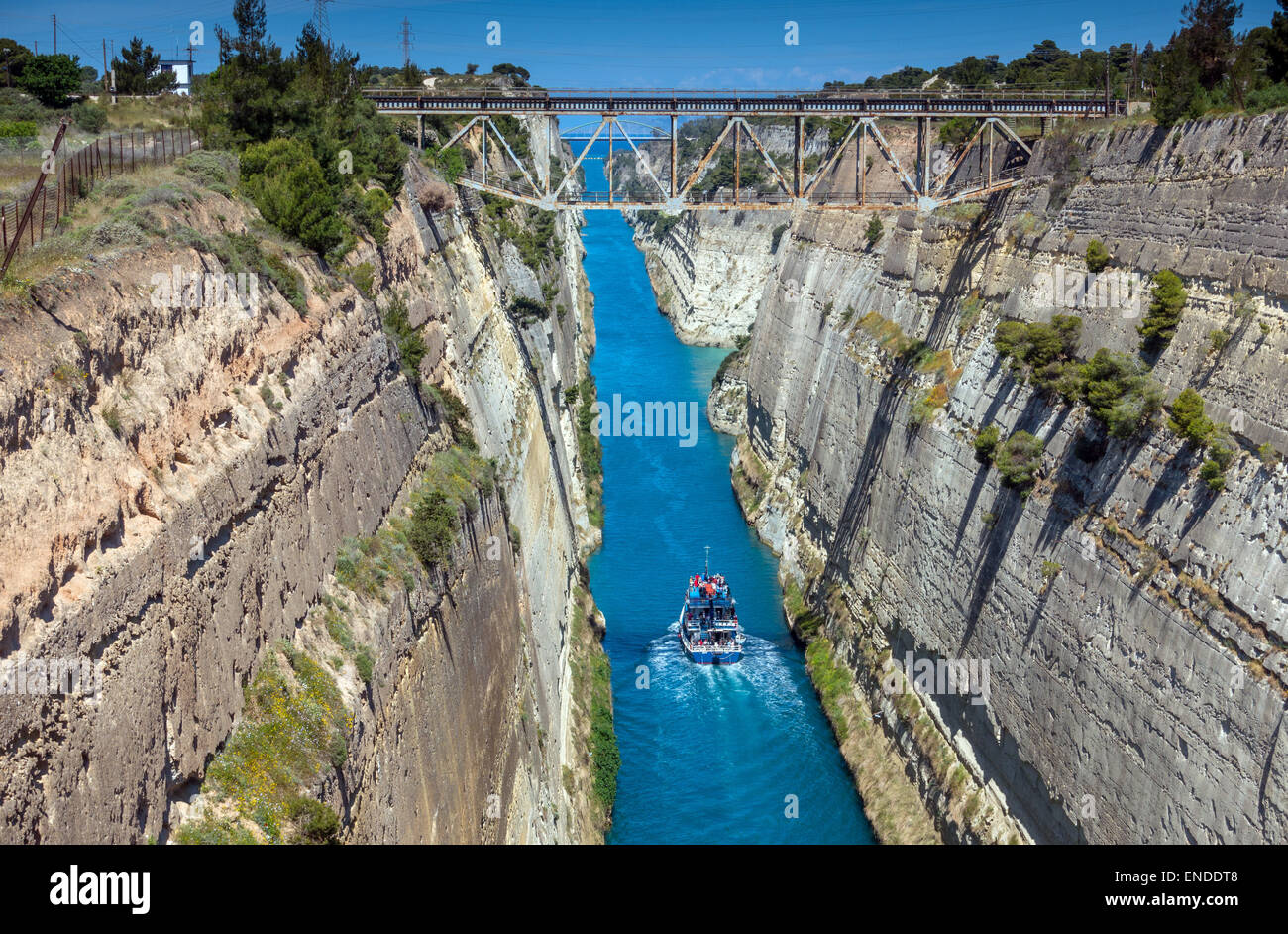 Il Canale di Corinto con la barca turistica visto da sopra con il ponte ferroviario, Grecia, Foto Stock