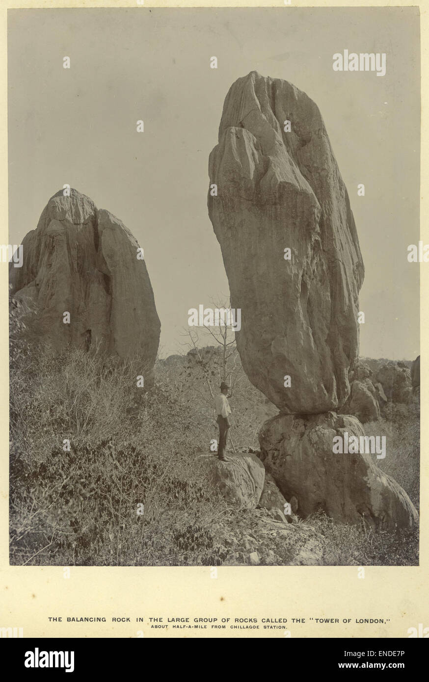 L'immagine mostra una roccia bilanciata, un'insolita formazione geologica in un grande gruppo di rocce note per le loro forme uniche. L'equilibrio della roccia crea una scena naturale maestosa, mettendo in risalto la potenza e la complessità delle forze naturali. Foto Stock