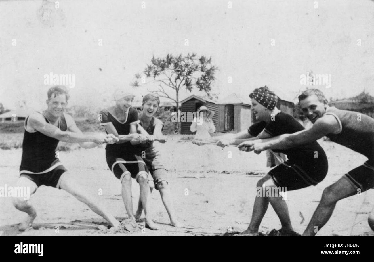 Una fotografia storica mostra un evento di tiro alla fune che si svolge sulla spiaggia di Southport, Gold Coast, catturando l'impegno all'aperto della comunità e le attività costiere. Foto Stock