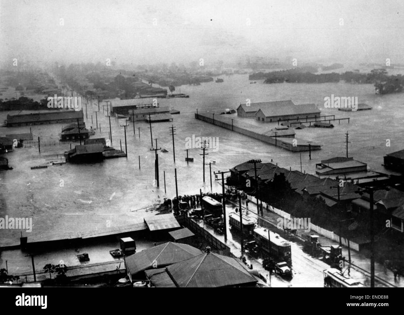 L'inondazione del 1931 attraverso Bowen Bridge Road a Bowen Hills, Brisbane, è un evento significativo nella storia della città. Questa fotografia cattura le inondazioni che hanno colpito ampie parti di Brisbane durante questo periodo, evidenziando la portata e l'impatto del disastro naturale. Foto Stock
