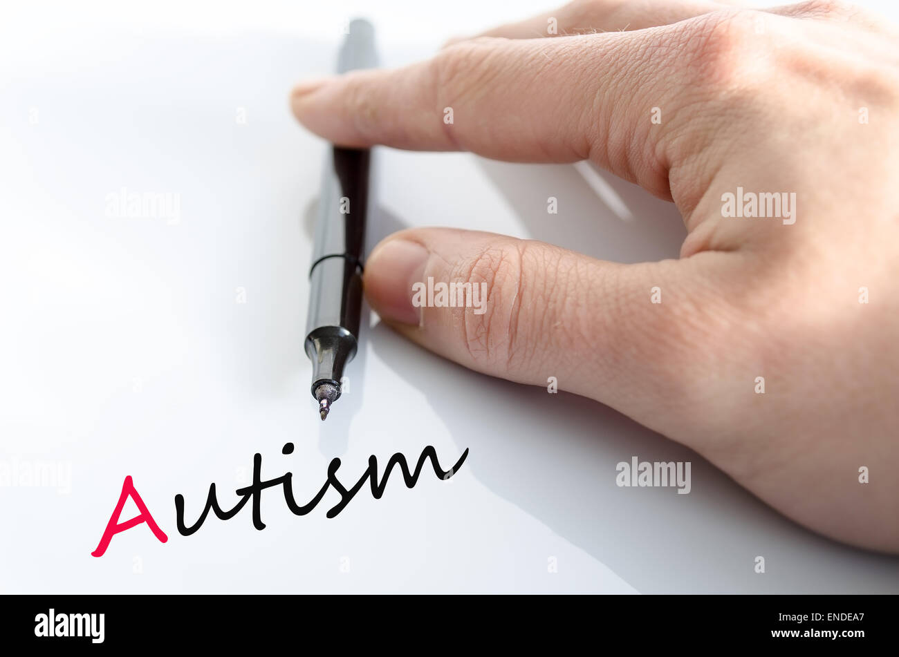 Penna in mano isolate su sfondo bianco il concetto di autismo Foto Stock