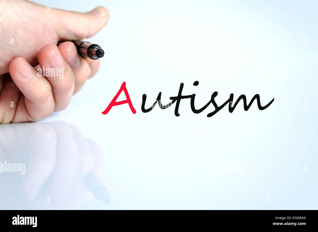 Penna in mano isolate su sfondo bianco il concetto di autismo Foto Stock