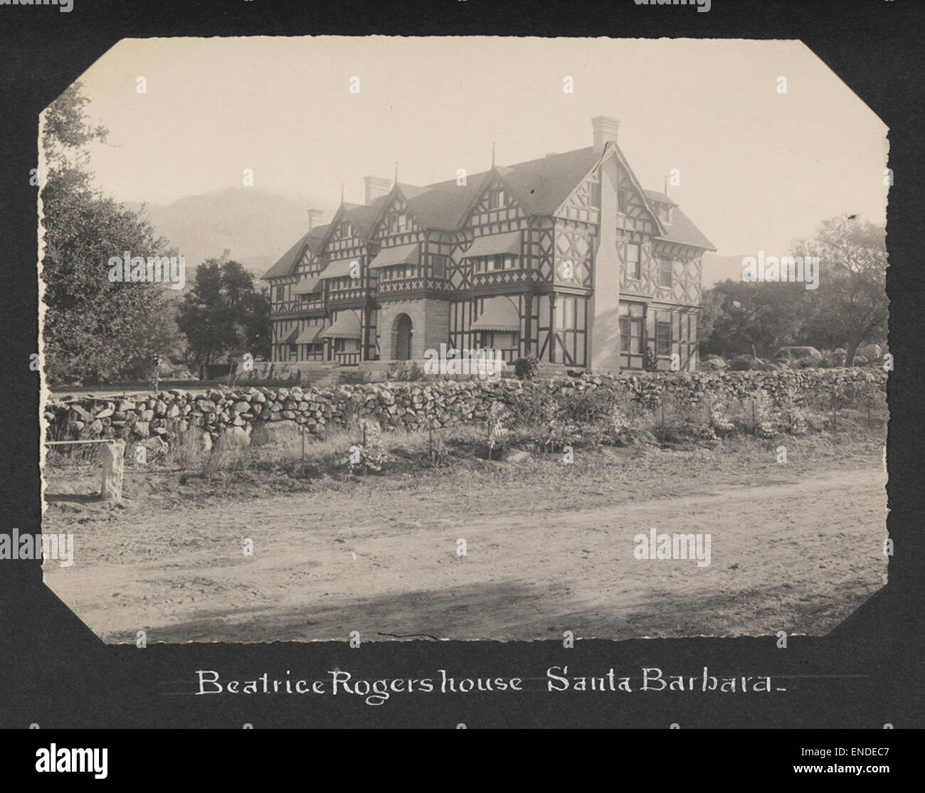 Casa di Beatrice Rogers a Santa Barbara, insieme a Gledhill House a Glendessary, U.S. West. Questi edifici storici sono esempi di classica architettura americana occidentale dei primi anni del XX secolo. Foto Stock